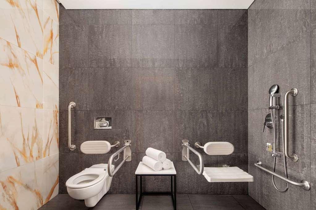 Hotel The First Collection Dubai Business Bay Extérieur photo Bathroom with toilet seat and shower seat