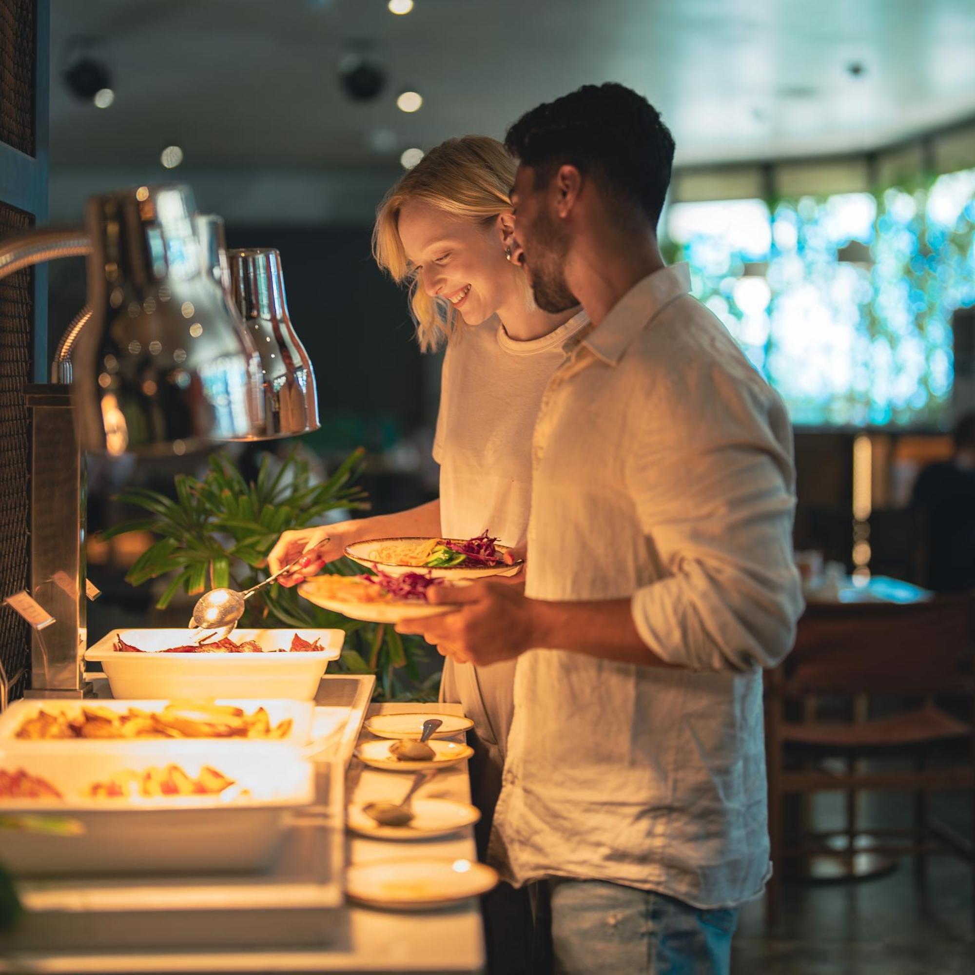 Hotel The First Collection Dubai Business Bay Extérieur photo "We are having a great time at the buffet."